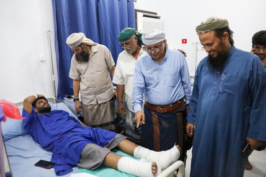 بتوجيهات المحرمي.. لجنة تتفقُّد جرحى انفجار الممدارة وتشكيل فريق طبي لنقل من يستدعي علاجهم في الخارج - بتوجيهات المحرمي.. لجنة تتفقُّد جرحى انفجار الممدارة وتشكيل فريق طبي لنقل من يستدعي علاجهم في الخارج -